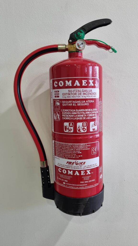 Extintor rojo de seguridad contra incendios